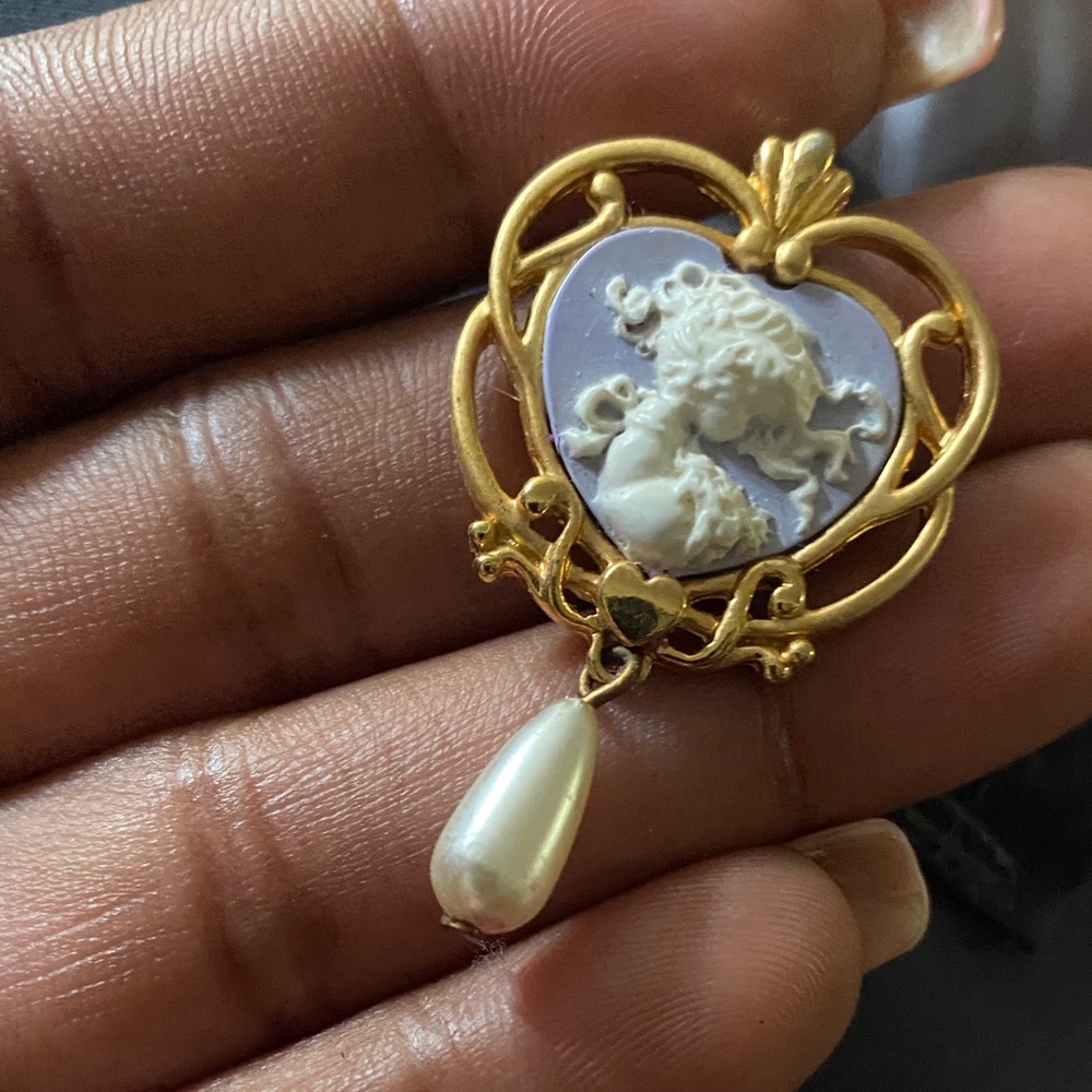 Gold and Purple Cameo Pendant with Pearl Drop